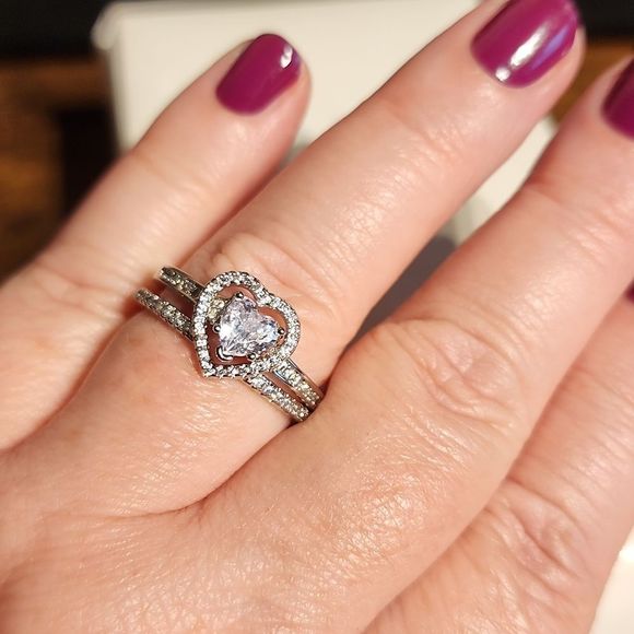 Jewelry - HEART 2 PIECE WEDDING RING SET